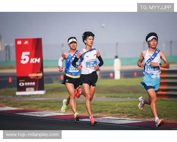 上赛场的清晨，为青春发令！高校接力登上F1赛道，点燃上海青春引擎