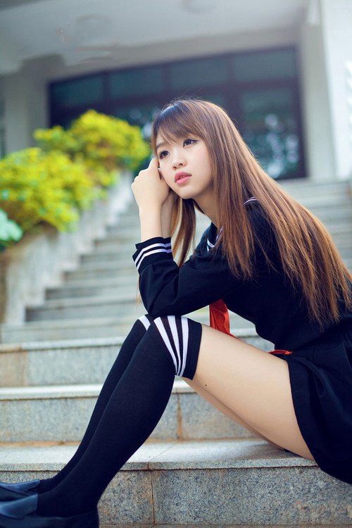 拜仁控球占优,短传渗透打穿防区,拜仁全攻全守