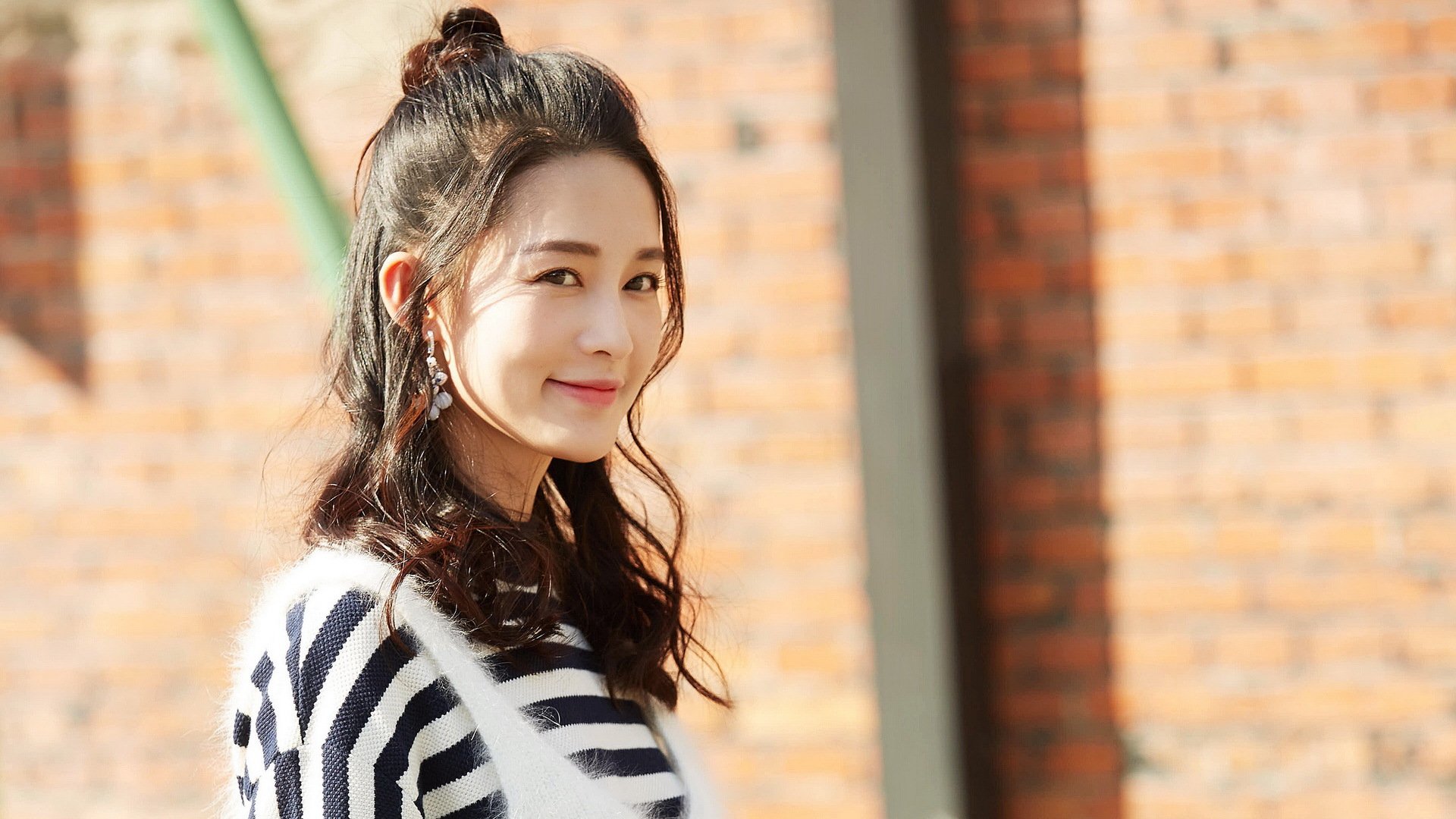 “尼古拉斯·桑特基的精准踢球和传球技巧，助力美洲狮队冲击世界冠军”